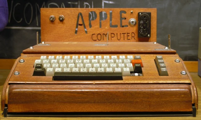 Apple I: Steve Jobs y Steve Wozniak fundan Apple Computer.
