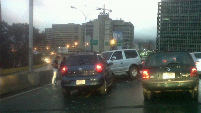 La Prados del Este trancada por choque múltiple