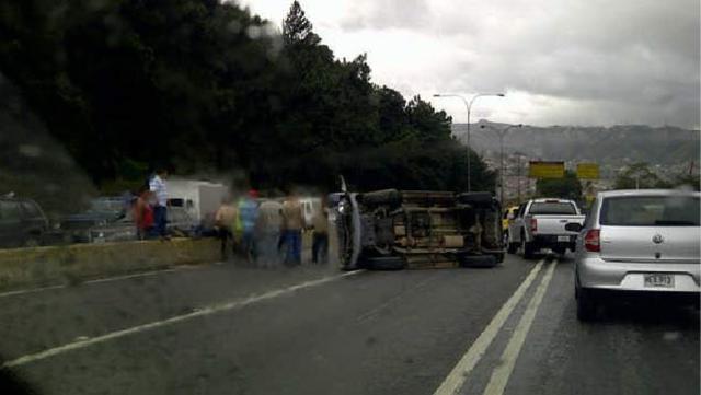 Volcamiento de camioneta genera cola en Tazón