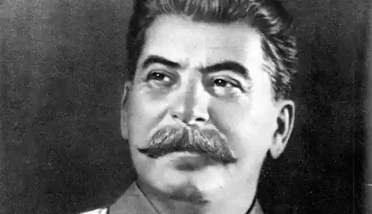 1924: Lenin dies, Stalin comes to power