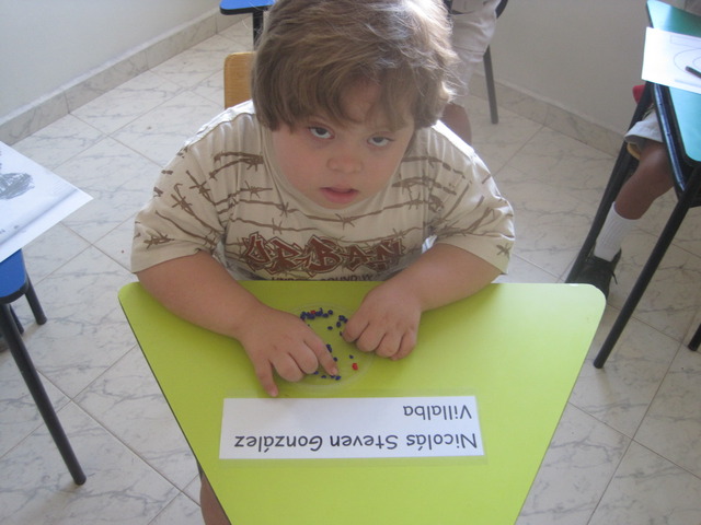 Haciendo bolitas de papel