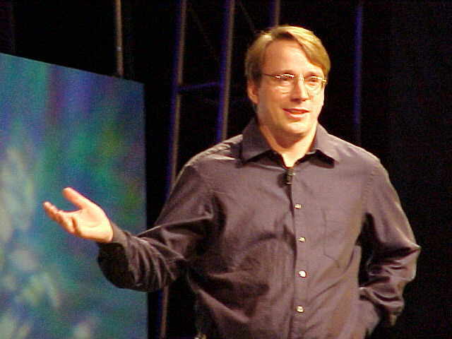 Linus Benedict Torvalds ''El software es como el sexo, es mejor cuando es libre/gratis''.