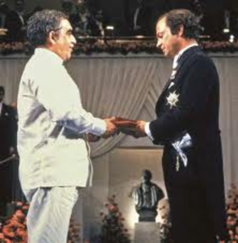 Recibe el premio novel de literatura