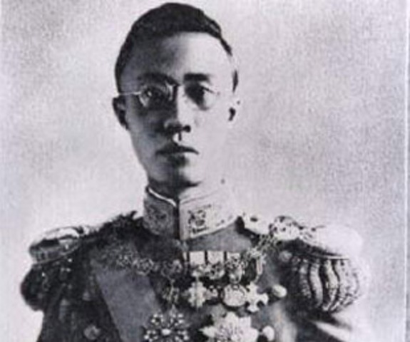 Chinese Nationalists defeat Qing Emperor, Puyi