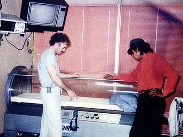 Photos of him in a hyperbaric chamber are published in the National Enquirer.