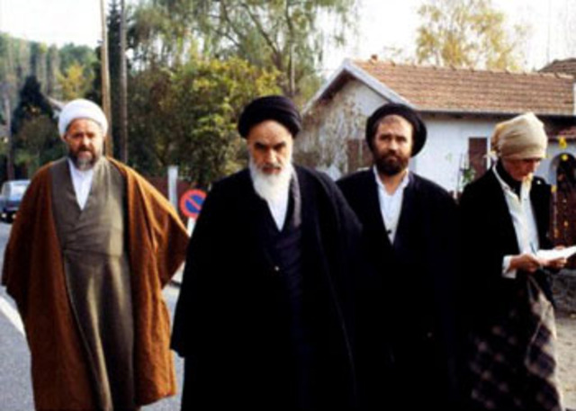 Khomeini leaves for Paris