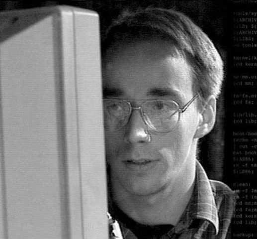 El Nucleo Linux fue concebido por LINUS TORVALDS