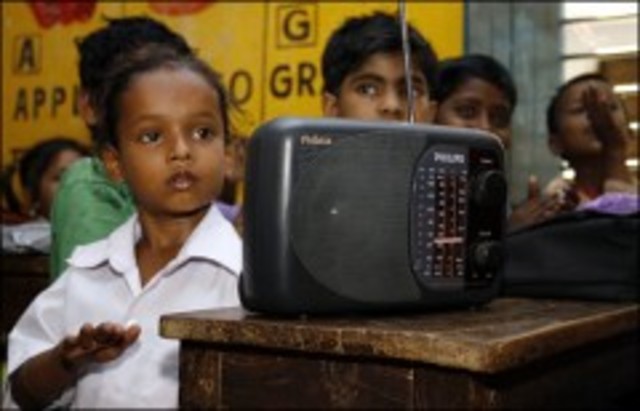 Escuelas Australianas del Aire que posibilitan que niños geográficamente aislados participende la enseñanza diaria con un profesor y otros niños a través de la radio