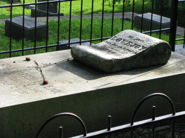 Mob kllls abolitionist Lovejoy in Alton, Illinois