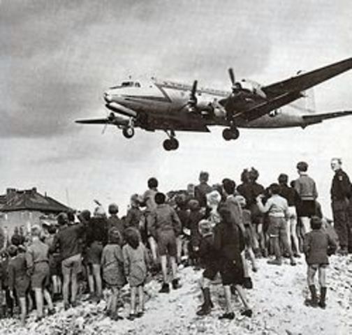 BERLIN BLACKADE/ BERLIN AIRLIFT.