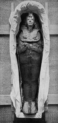 Archaeologist Howard Carter finds tomb of Tutankhamen near Luxor, Egypt