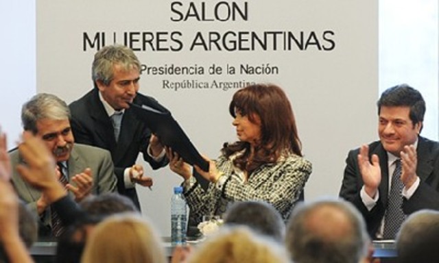 Una puja ideológica domina el debate por el control de los medios