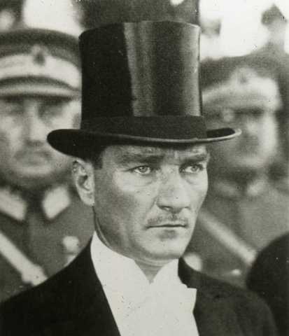 Mustafa Kemal Transforms Turkey into a Republic