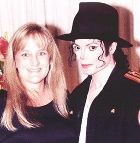 Jackson marries his dermatologist's secretary, Debbie Rowe.