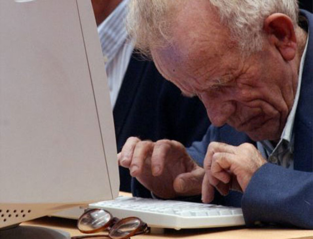 A los 11 años comienza su interés por los oredenadores