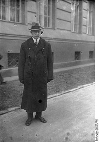 La Comisión de Reparaciones anunció la cantidad total que debía pagar Alemania en concepto de reparaciones (132.000 millones de marcos-oro).