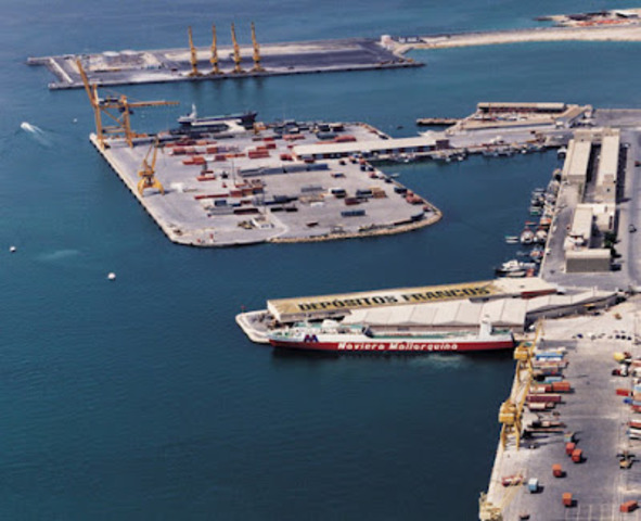 Durante la madrugada, las tropas franquistas terminan con la última resistencia republicana en los muelles de Alicante