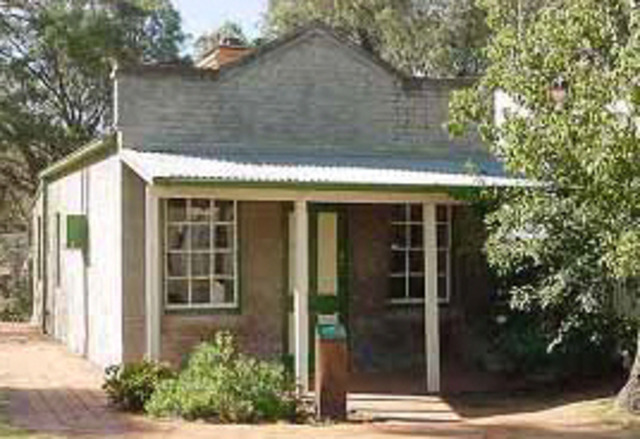 Kelly nad his gang impersonate policeman and rob a bank inJerilderie