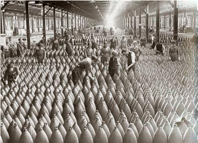 Industriële Oorlog op veel grotere schaal dan tevoren, met nieuwe en verbeterde wapens.