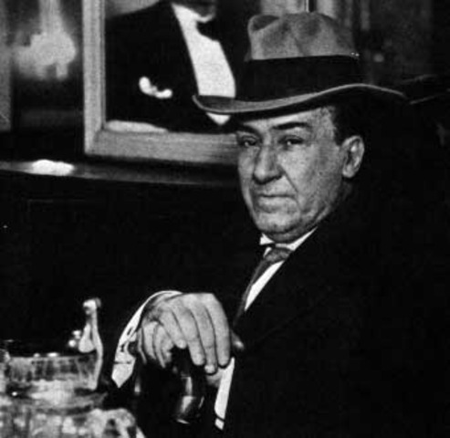 nació  en   Sevilla ANTONIO MACHADO