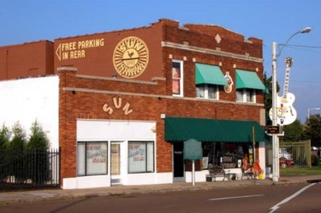 Elvis signed to Sun Records