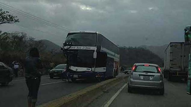 Choque entre un bus y un camión en la ARC