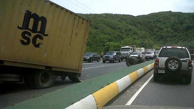 Choque de dos gandolas en la Caracas-La Guaira