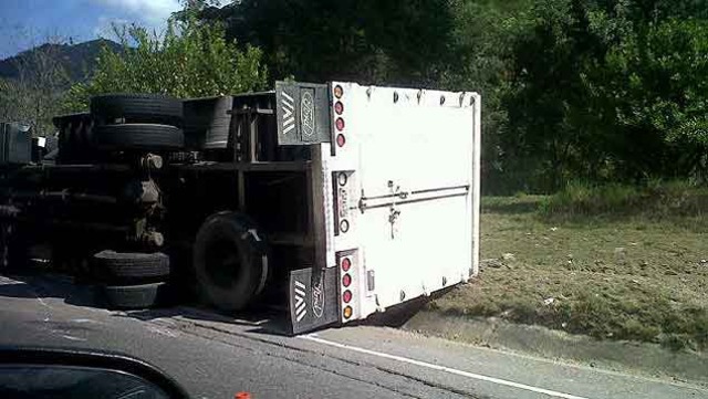 Se volteó camión de carga en vía a Guarenas