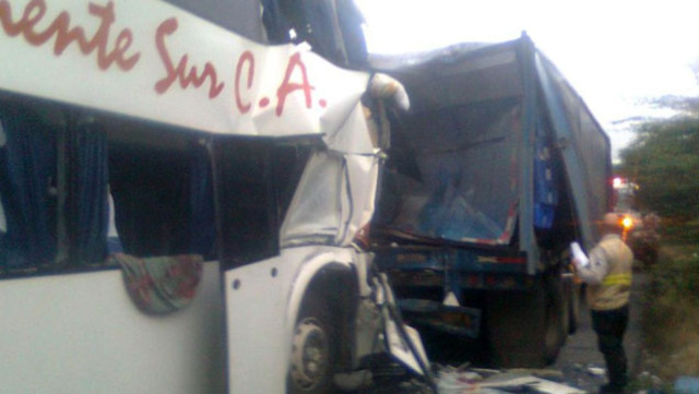 Choque entre autobús y camión deja 2 muertos vía Oriente