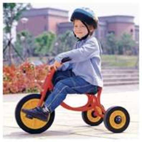 Cuando yo tenía tres años, yo hablaba mucho, yo montaba en triciclo, y yo dibujaba los cuadros mucho.