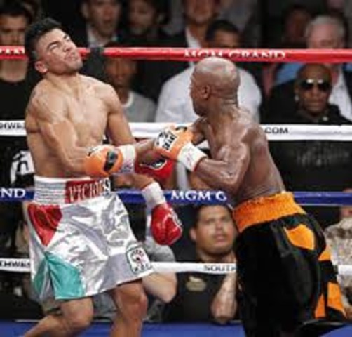 Wins pro debut on a second-round knockout of Roberto Apodaca.