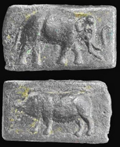 Algunas de las primeras monedas tenían una composición muy estable, como es el caso del dracma emitido en Atenas en el siglo VI a.C., con un contenido en torno a los 65-67 gramos de plata fina, o como la redonda moneda china, "qian", de cobre, aparecida e