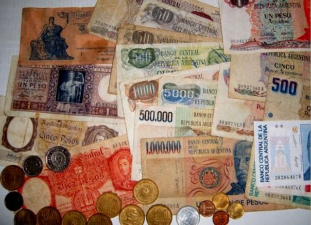 Los bancos privados fueron sustituidos paulatinamente por bancos centrales como autoridades emisoras de papel moneda. A finales del siglo XIX la caída del valor del oro acarreó la creación de un patrón oro internacional en el que todas las monedas podían