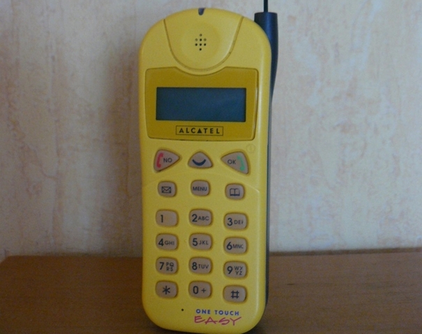 mi primer telefono movil, todo el dia enganchada a el.....