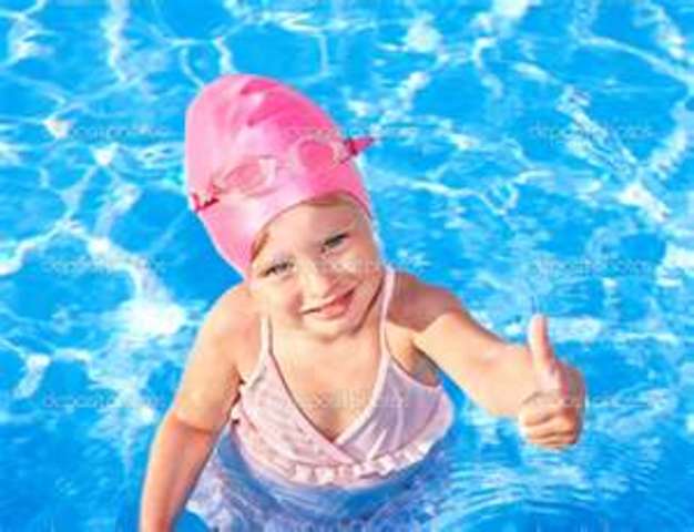 Cuando yo tenía siete años, yo iba a la playa con mi familia, yo nadaba en la piscina, y yo recogía los conchas de mar.