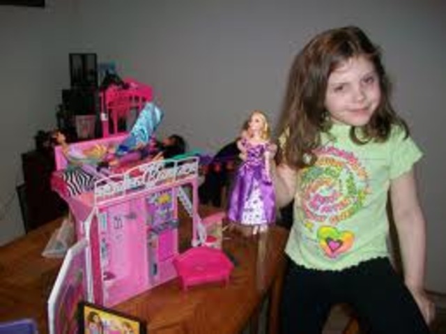 Cuando yo tenía seis años, yo jugaba con las muñecas Barbie,
