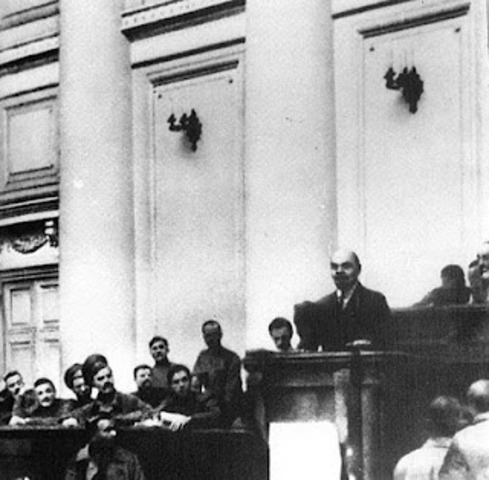Lenin publica les tesis d'abril