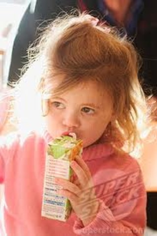 Cuando yo tenía tres años, yo corría en el patio, yo hablaba con mis amigos, y yo bebía jugo.