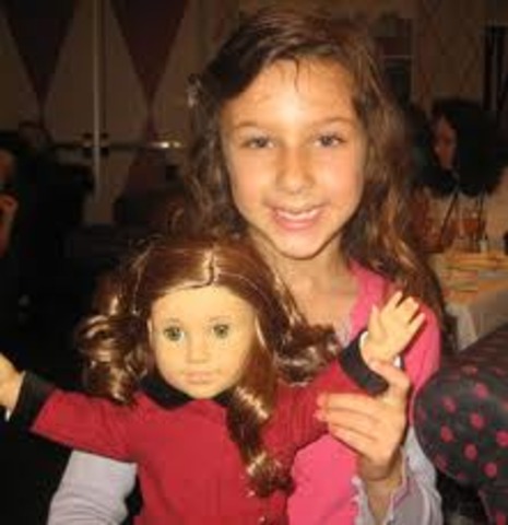 Cuando yo tenía cuatro años, yo almorzaba con mi hermano, yo molestaba mi hermano, y yo coleccionaba las muñecas.