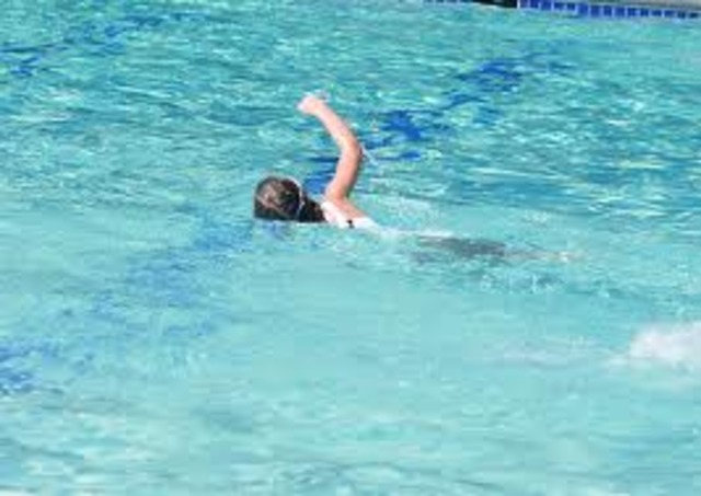 Cuando yo tenía siete años, yo dibujaba en la clase de arte, yo saltaba a la cuerda, y yo nadaba en la piscina.