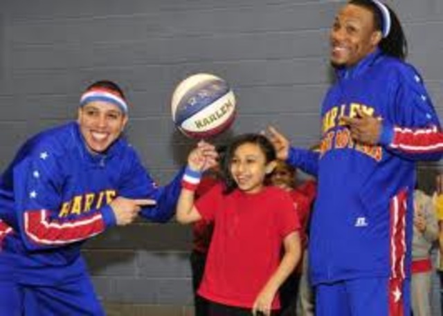 Cuando yo tenía ocho años, yo veía la televisión, yo bailaba en una escena, y yo jugaba básquetbol.