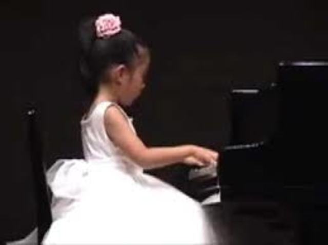 Cuando yo tenía nueve años,yo cantaba canciones, yo era muy contento, y yo tocaba el piano.