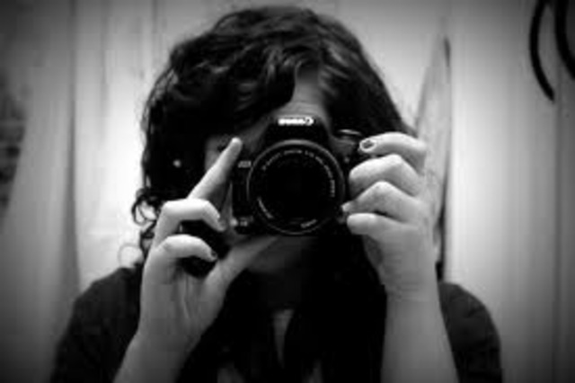 Cuando yo tenía once años, yo le daba mi ropa a mi primita, yo compraba una cámara, y yo sacaba unas fotos.