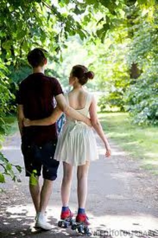 Cuando yo tenía trece años, yo tenía muchos zapatos, yo escogía mi novio, y yo pantinaba con mi novio.