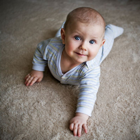 Cuando yo tenía dos años, yo gateaba en la afrombra.