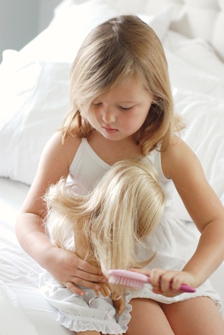 Cuando yo tenía tres años, yo cepillaba el pelo de mi muñeca.