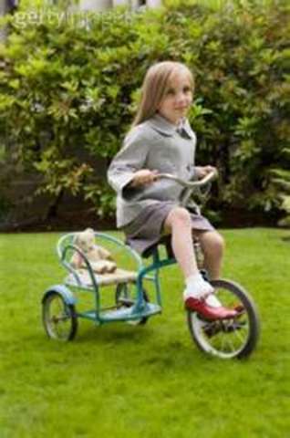 Cuando yo tenía tre años, yo a la escuela eclesiastica con mis amigos, yo montaba en triciclo, y yo contabe hasta diez.