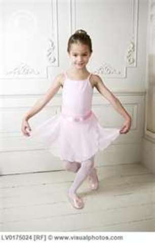 Cuando yo tenía cuatro años, yo asistía a clases de Ballet, yo unía a el coro de la iglesia, y yo volaba a "Disney Land".