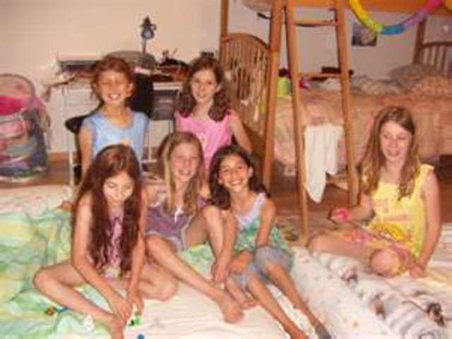 Cuando yo tenía nueve años, yo obedecía a mís padres, yo quedaba la noche con una amiga, y yo lavaba los platos con mi hermana.