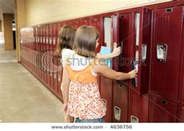 Cuando tenía catorce años, yo maejaba en estacionamientoe, yo le molestaba a mi hermana acerca de la escuela secundaria, y yo escapaba de la escuela intermedia.